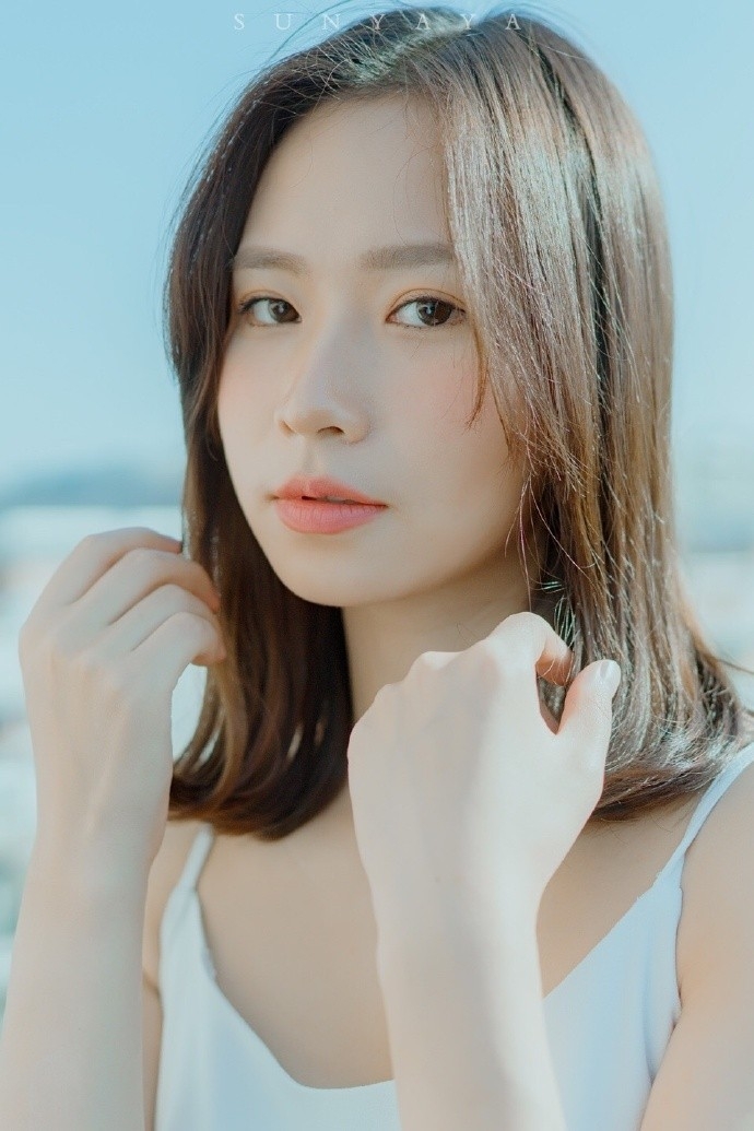 纯白吊带长裙美女鹅蛋脸白里透红身材苗条天台图片