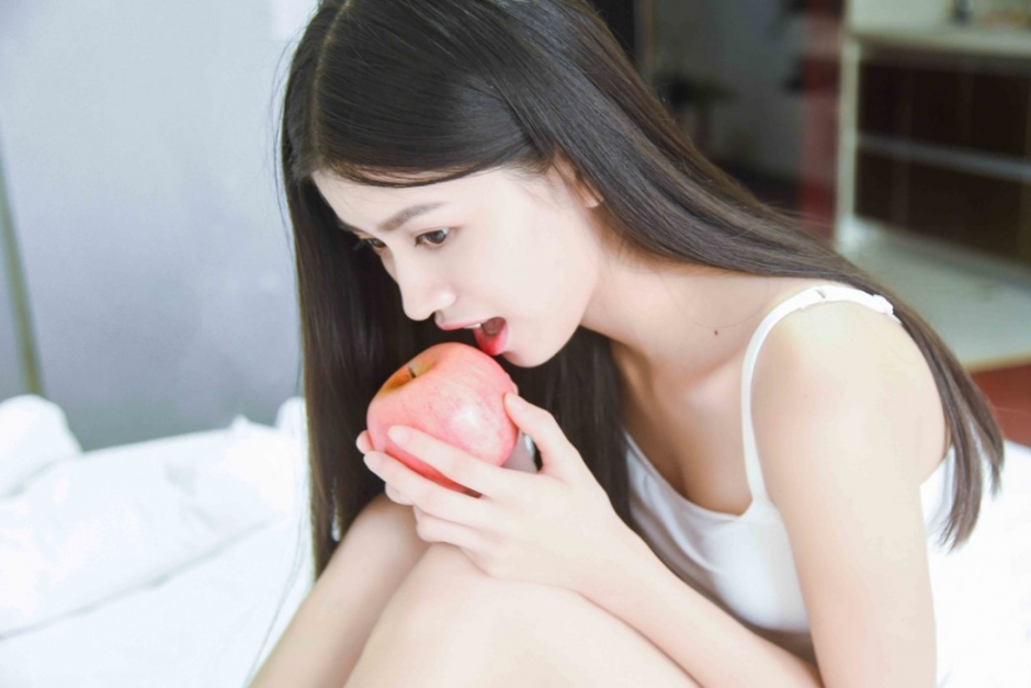 长发美女吊带睡裙白皙肌肤甜美笑容床上大胆图片