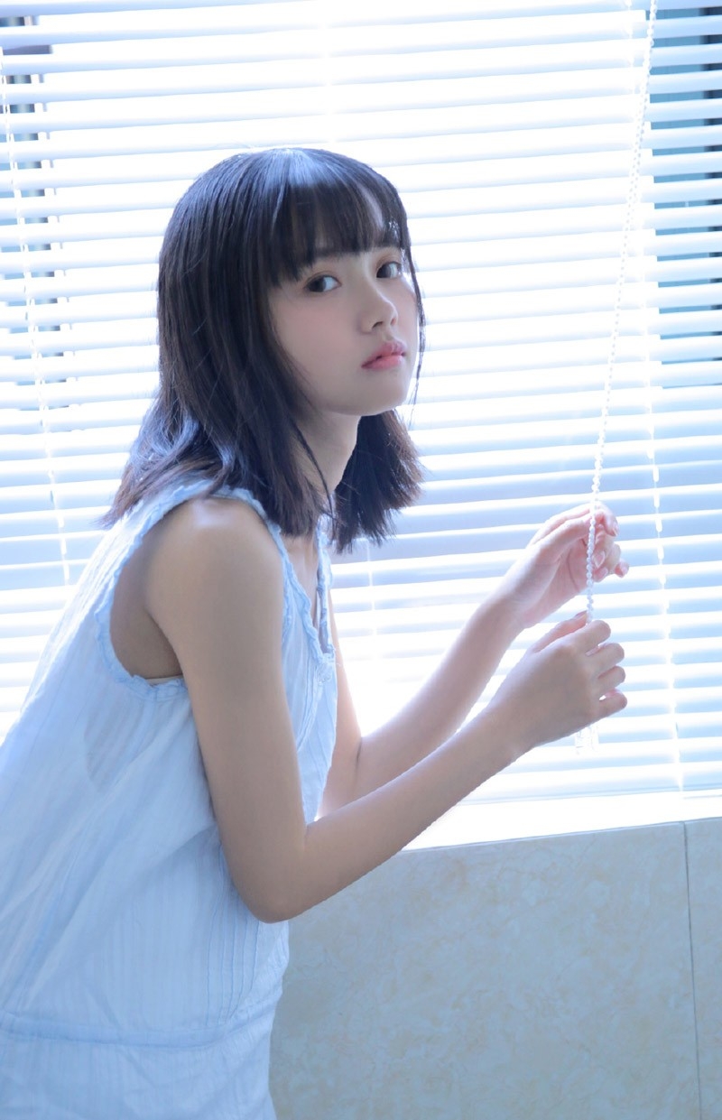 90后小清新美女无袖连衣裙五官小巧侧颜精致浴室图片