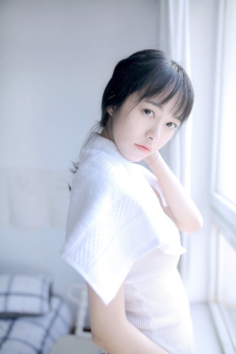 低扎马尾辫小清新美女皮肤细腻毛孔零瑕疵眼神清澈图片