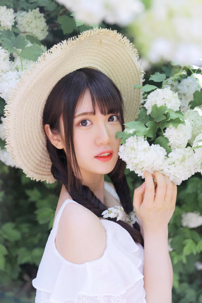 小清新麻花辫美女唇红齿白露肩白裙秀娇嫩牛奶肌图片