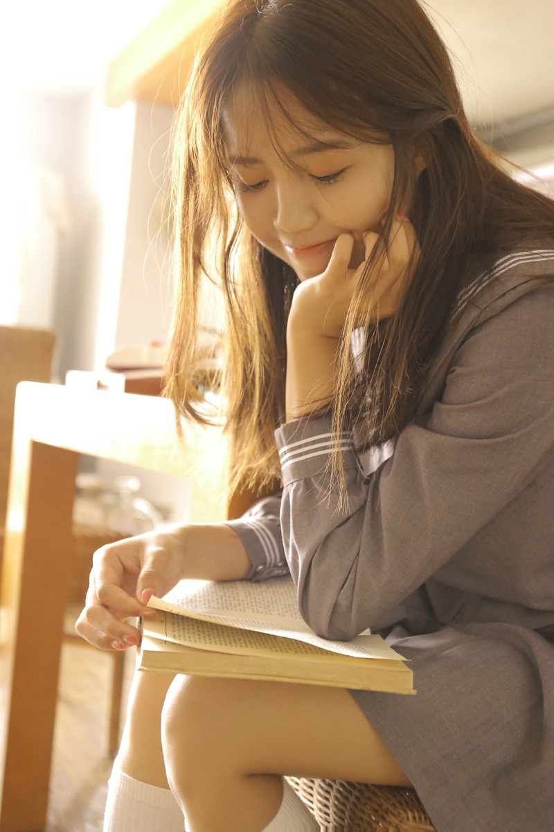 学院风制服美女精致小v脸蓬松秀发图片