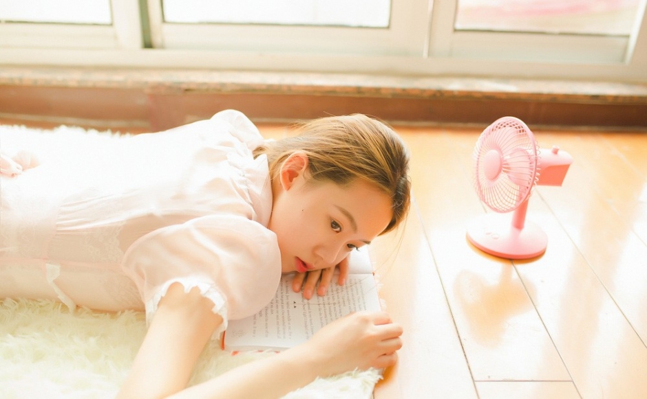 粉色雪纺裙古典美女标致瓜子脸白瓷肌肤吹弹可破图片
