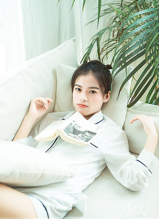 可爱睡衣美女秀修长美腿表情搞怪图片