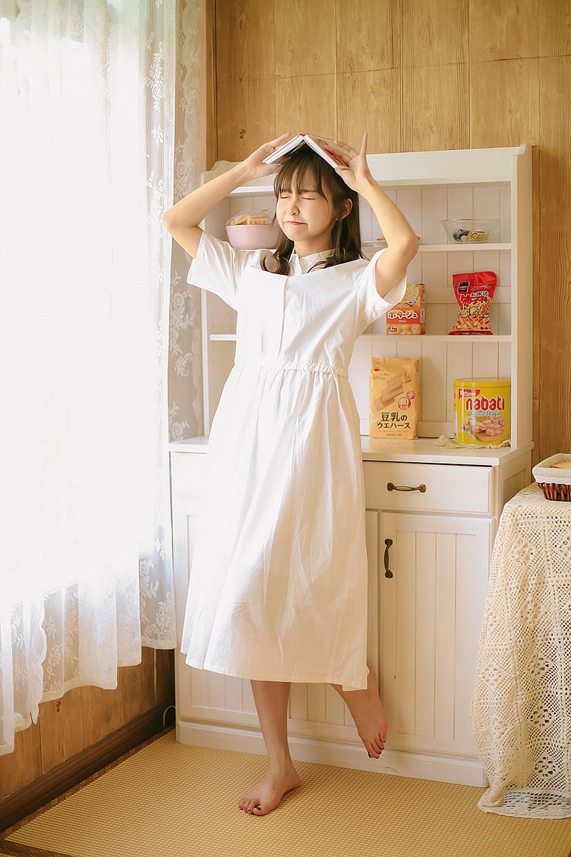 连衣裙美女光滑牛奶肌居家搞怪卖萌图片