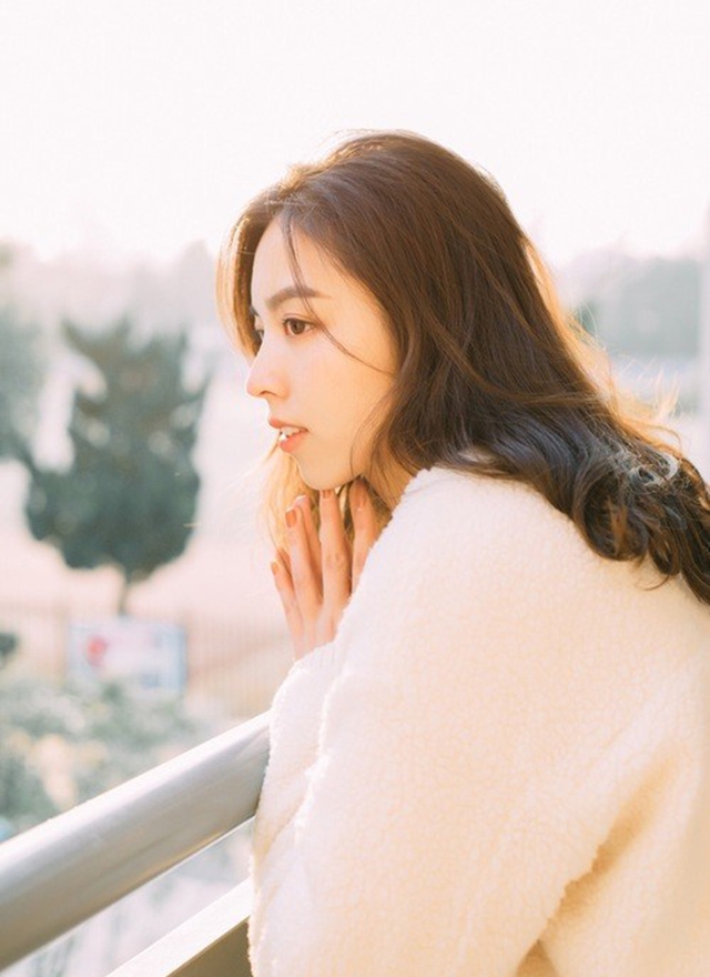 牛仔裤美女飘逸卷发精致侧颜唯美图片