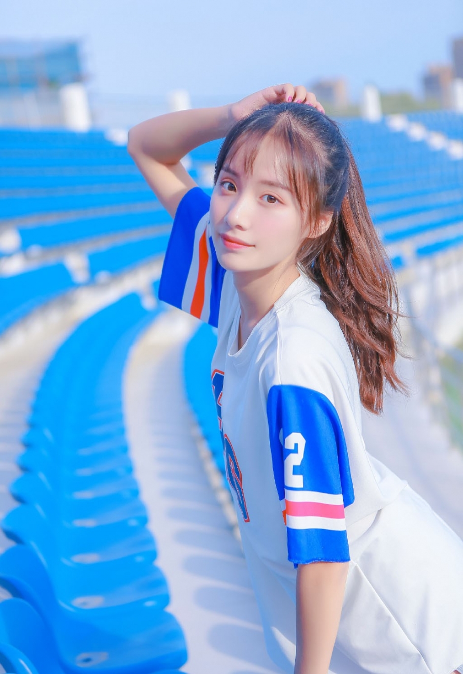 运动服美女高束马尾修长美腿户外图片