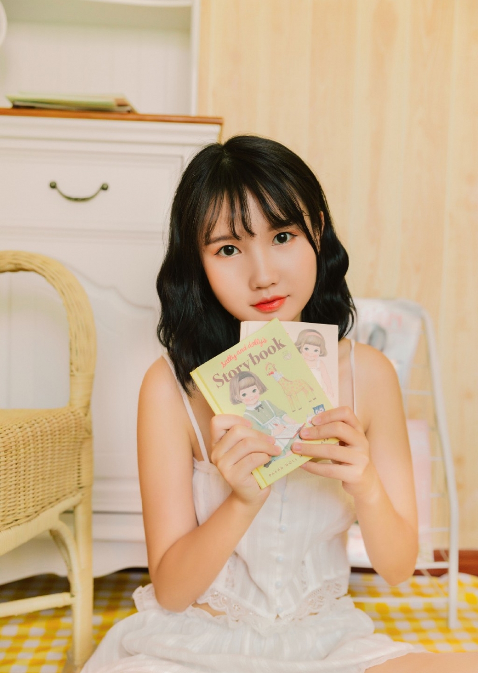 白丝长腿包子脸美女微卷短发吊带超短裤露白嫩瓷肌图片