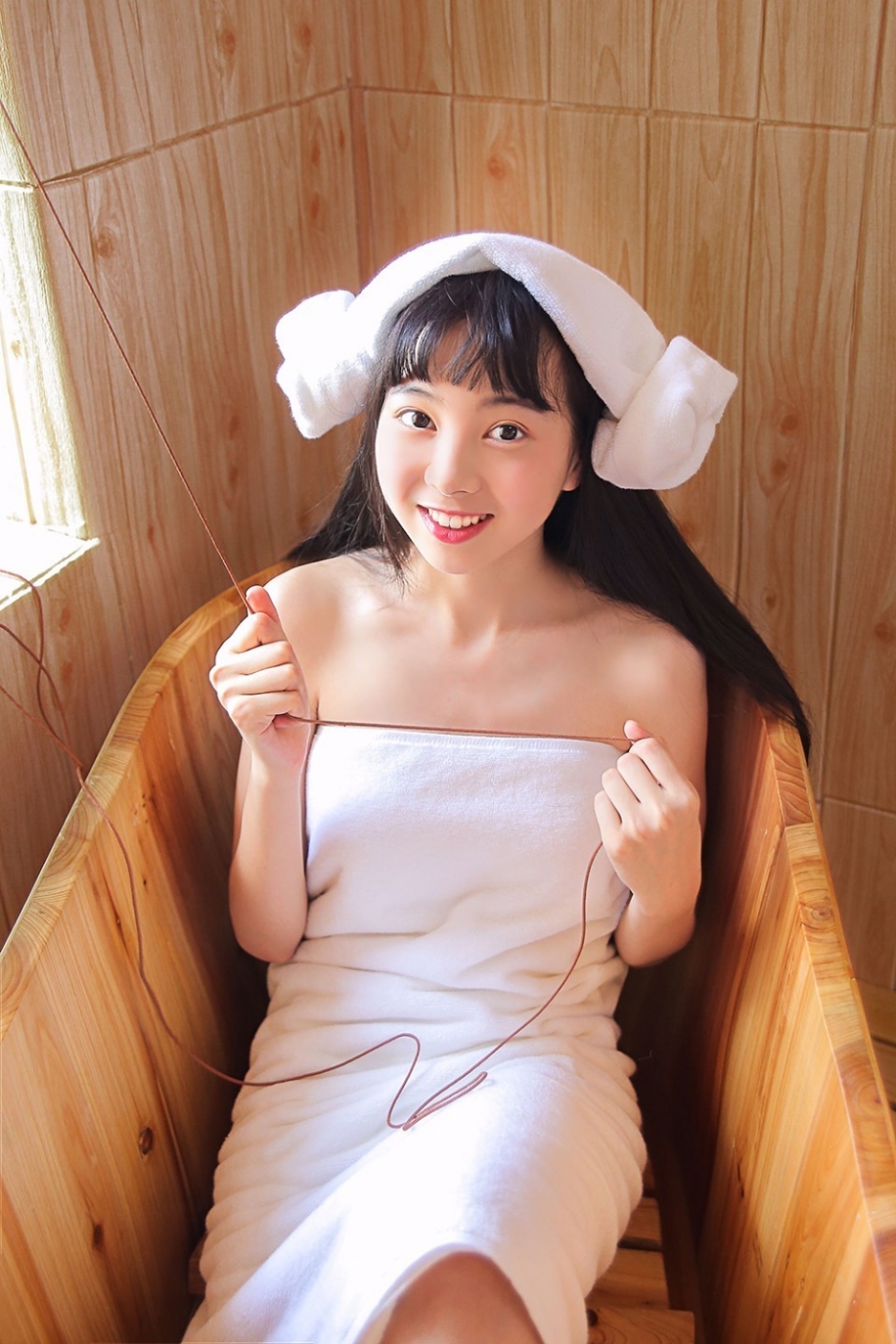 浴缸裹胸美女圆润包子脸露齿大笑赤身露牛奶肌图片