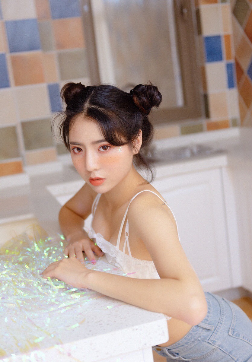 牛仔裤美少女吊带衫露马甲线新潮雀斑妆可爱哪咤头图片