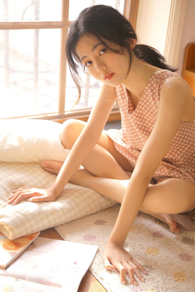 马尾辫美女白皙美腿唇红齿白私房图片