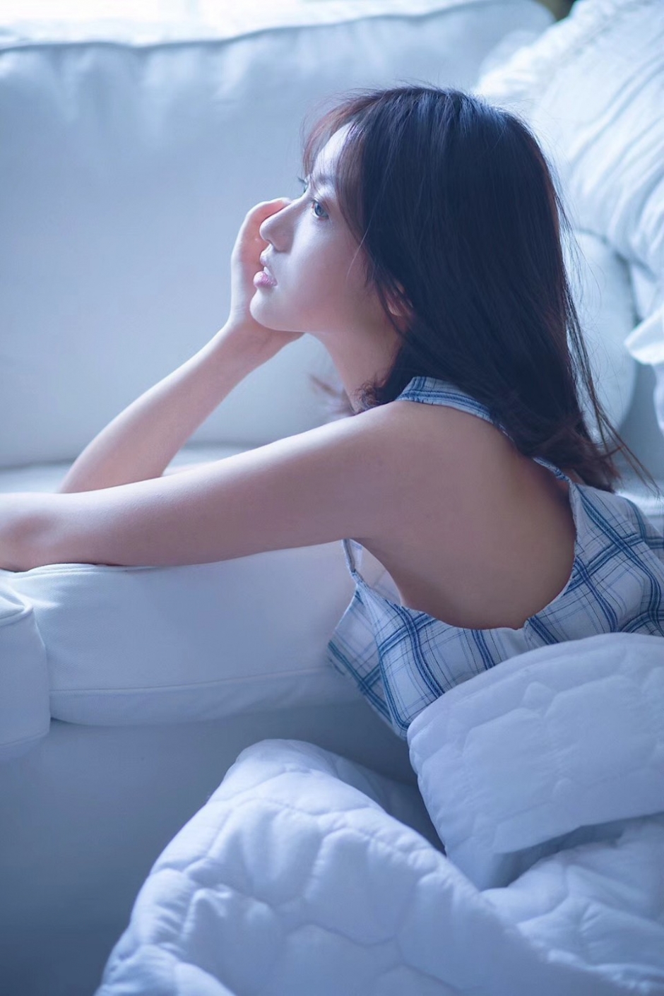 床上美女吊带睡衣白嫩肌肤露齿甜笑图片