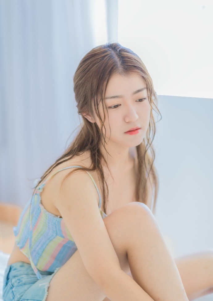 低腰热裤美少女彩色吊带秀香肩美腿床上慵懒躺姿图片