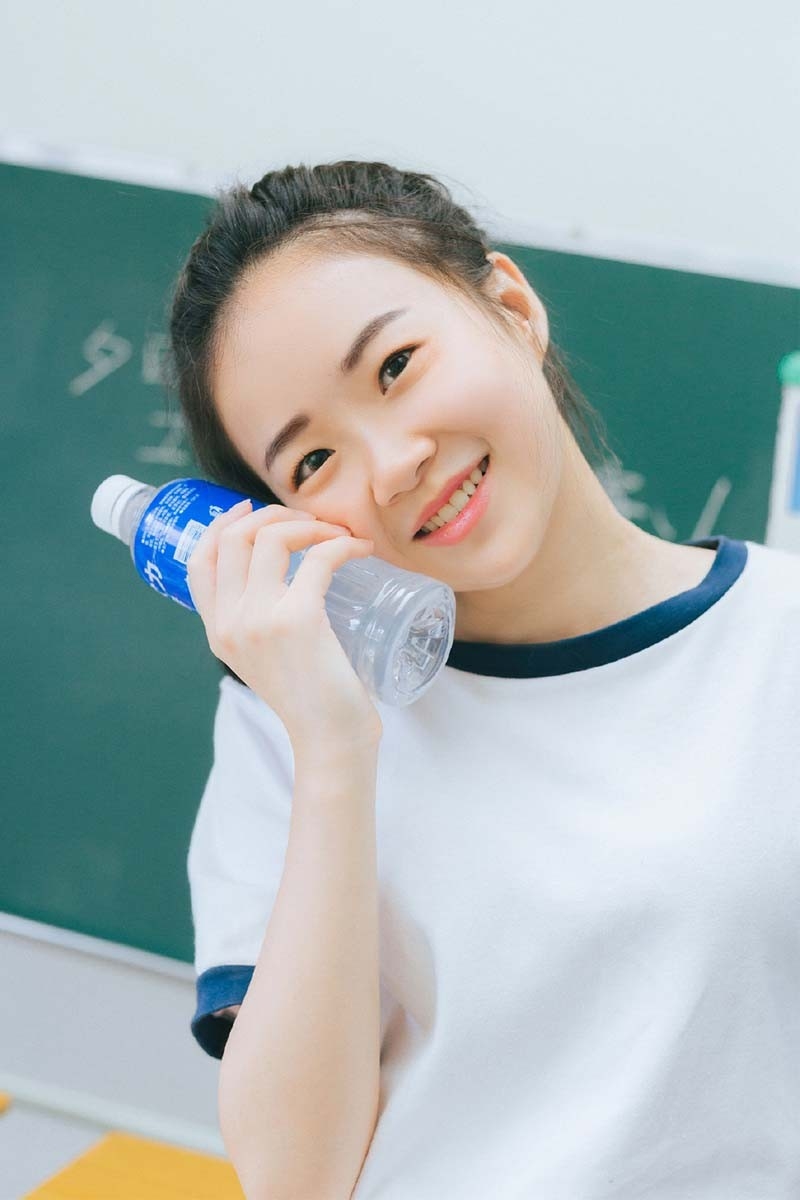 马尾美女校花运动服白丝长腿教室图片