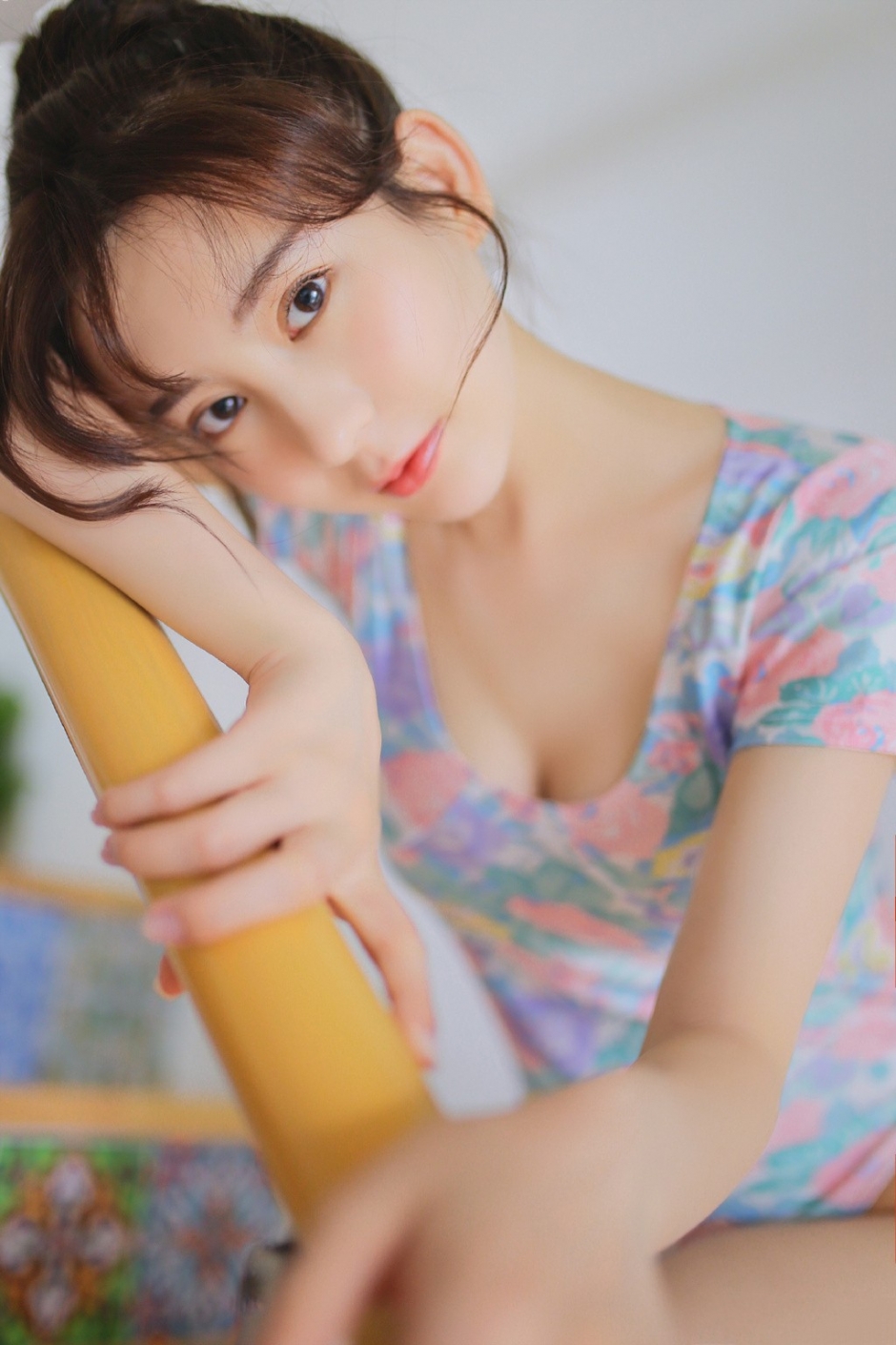 林中撑伞女学生水手制服身姿娇小长发飘飘面色红润图片