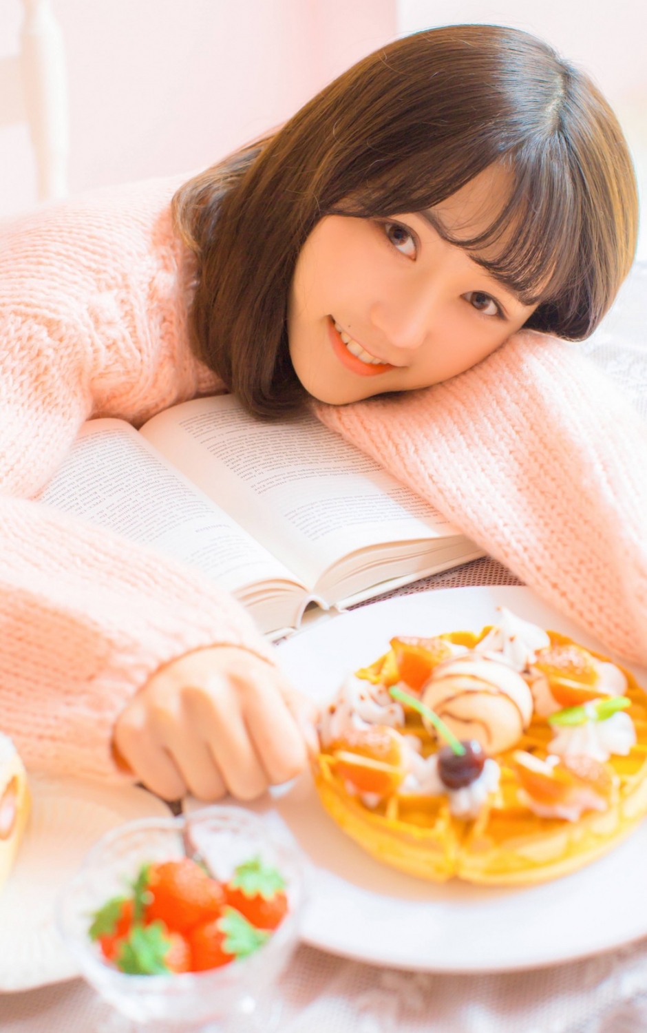 齐肩短发美女标致鹅蛋脸白瓷肌肤吹弹可破歪头大笑图片