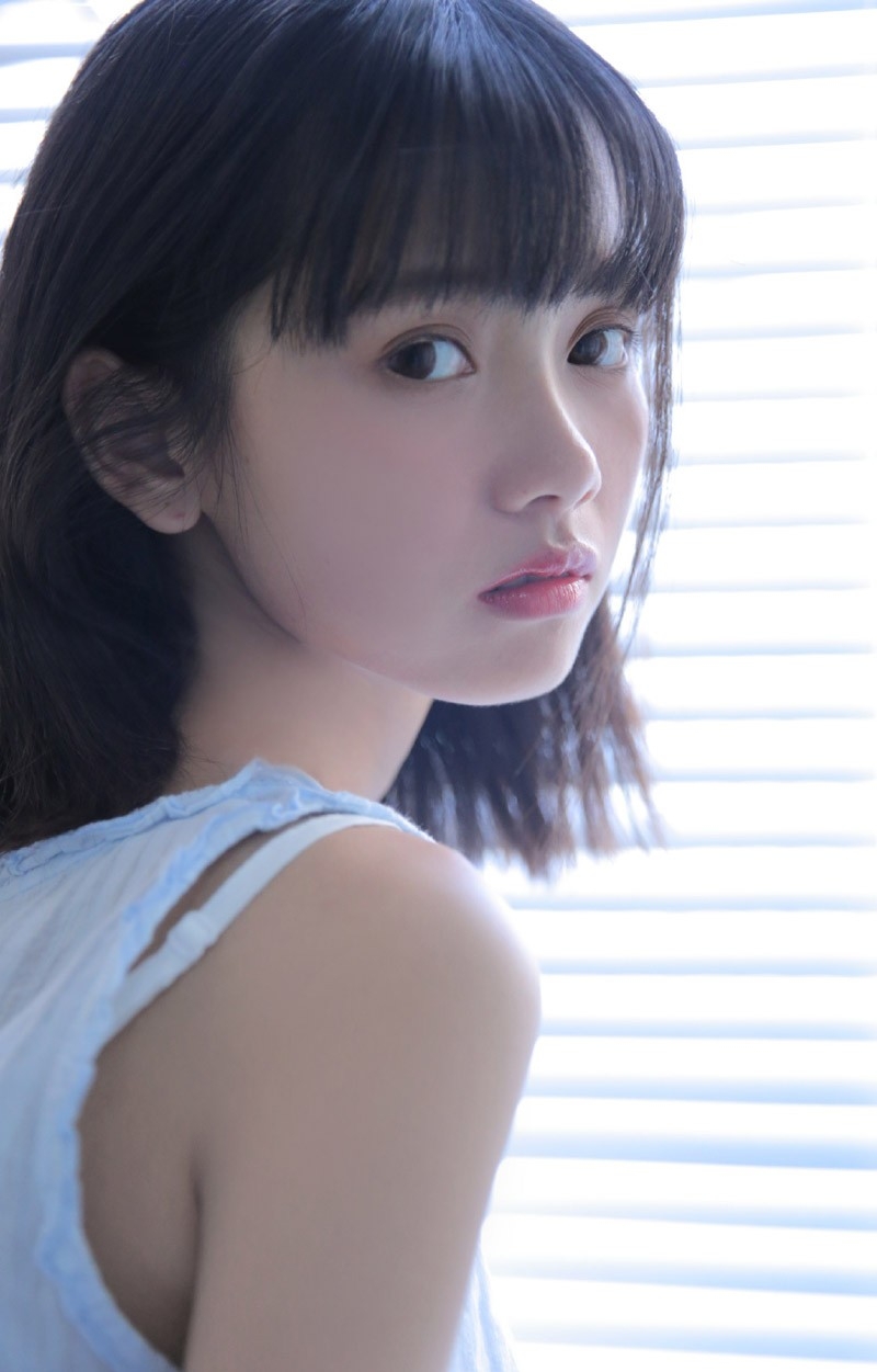 90后小清新美女无袖连衣裙五官小巧侧颜精致浴室图片