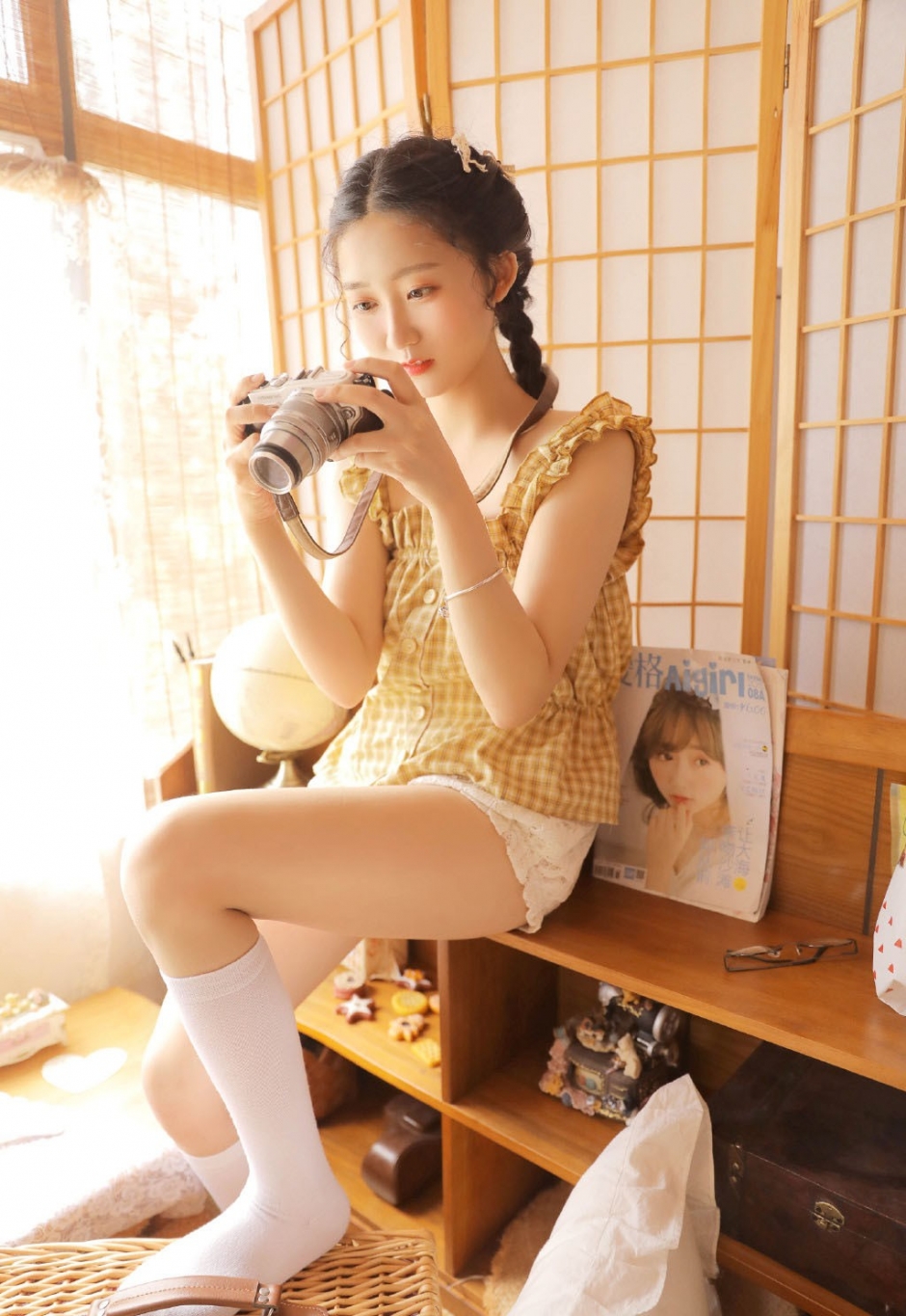 日系萝莉美女吊带香肩白丝袜长腿诱惑撩人姿势图片