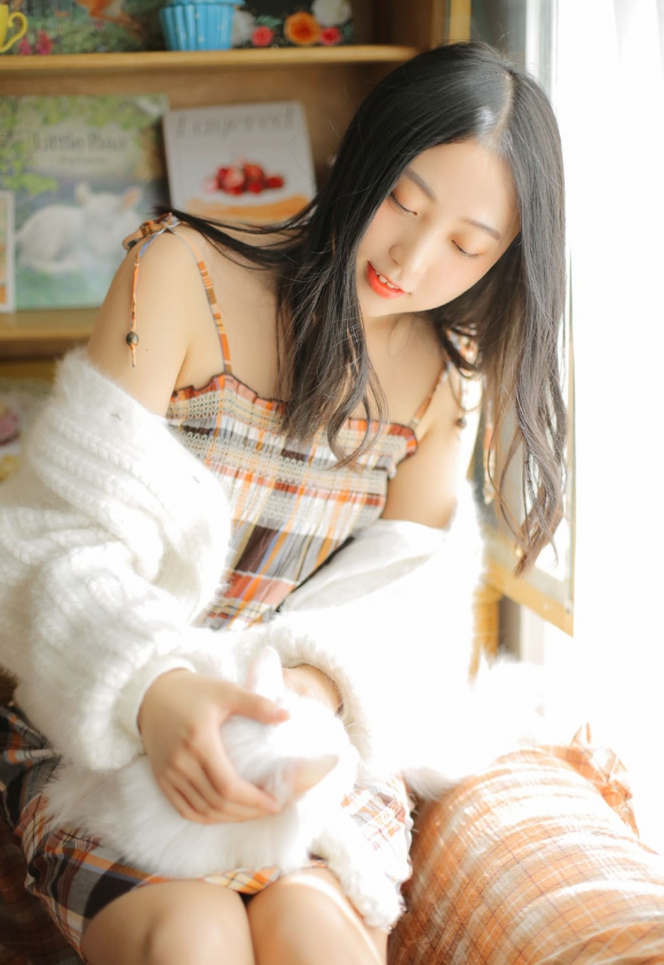 居家美女粉嫩圆脸唇红齿白半露香肩撩人图片