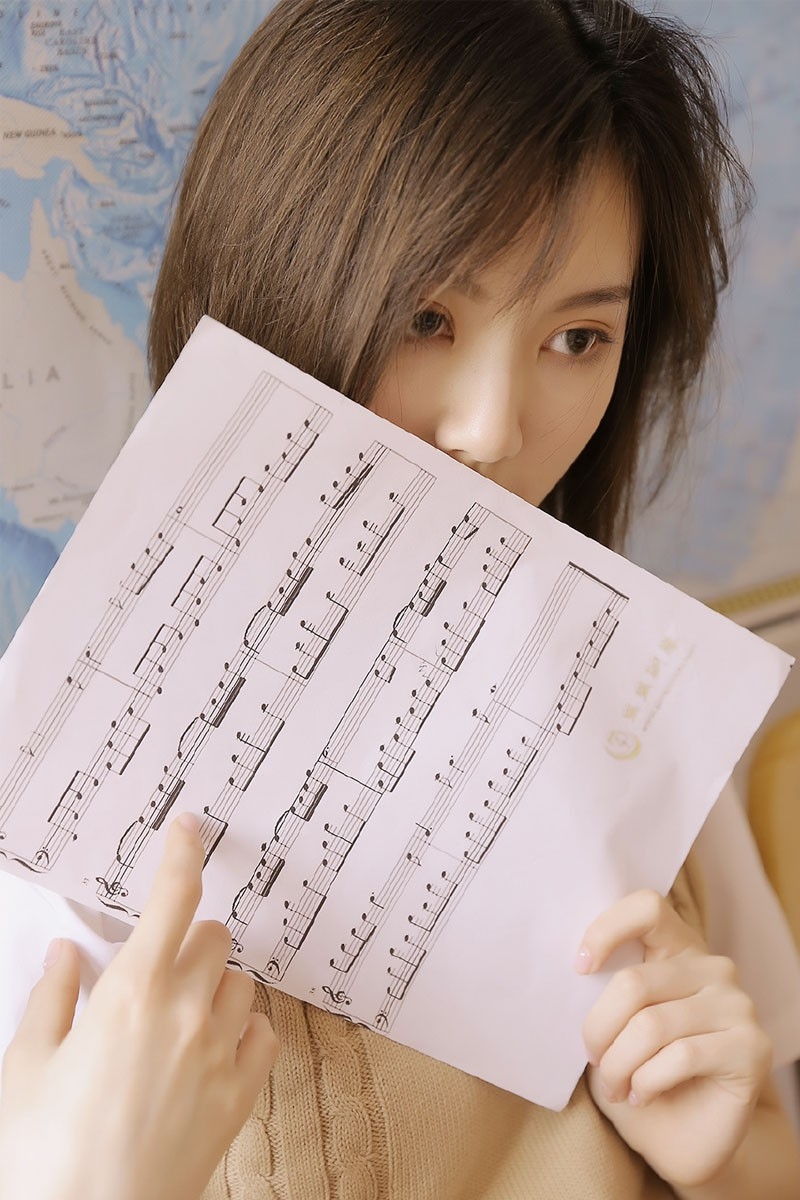 高冷学生妹清秀脸蛋学院风制服嘴唇微张眼神清冷图片