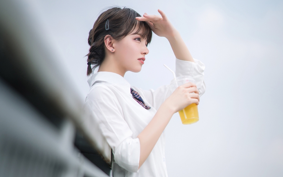 俏皮短发美女学生妹校园制服街拍图片