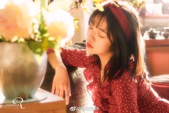 红唇美女琪琪魅惑眼神撩人姿势诱惑图片