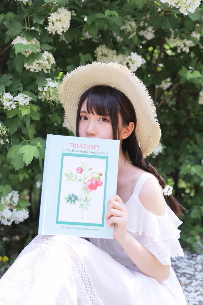 小清新麻花辫美女唇红齿白露肩白裙秀娇嫩牛奶肌图片