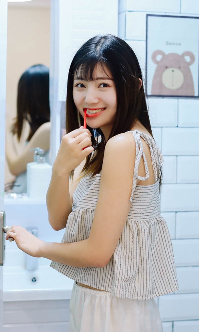 可爱mm吊带短裤露粉肩玉腿私房搞怪图片