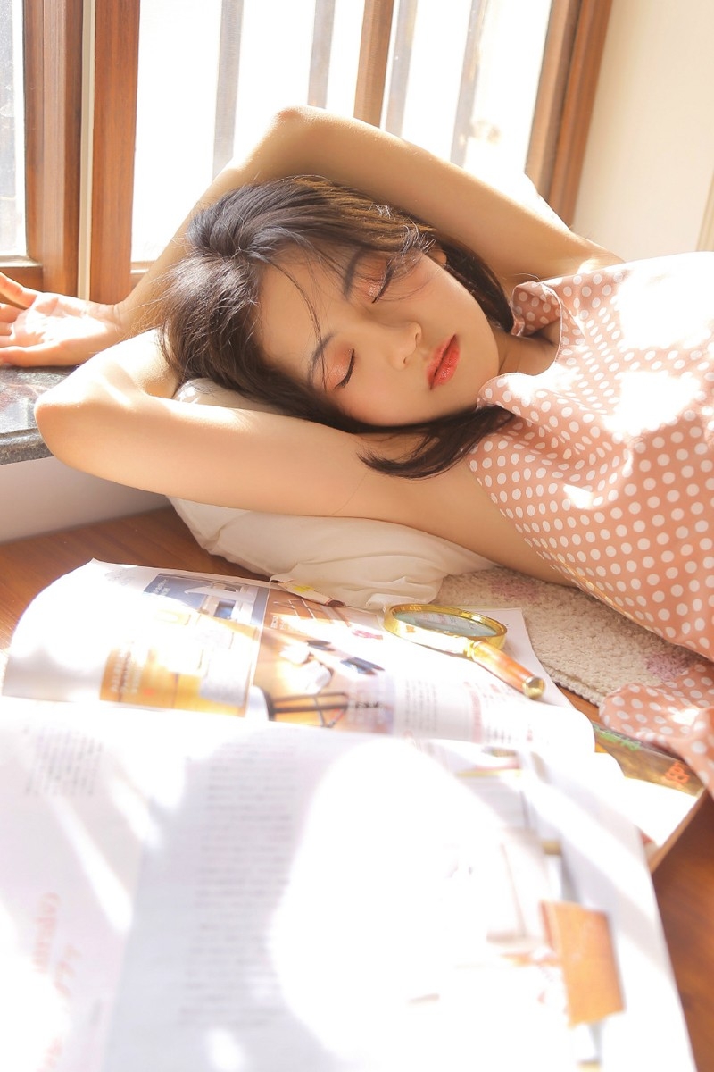 马尾辫美女白皙美腿唇红齿白私房图片