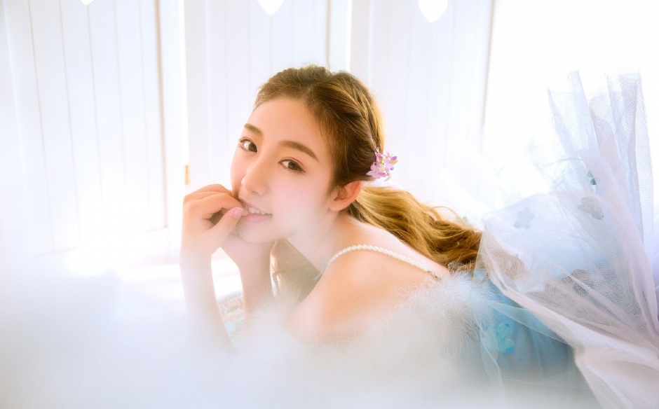 睫毛弯弯美女脸蛋白里透红蓬蓬裙露娇嫩牛奶肌图片