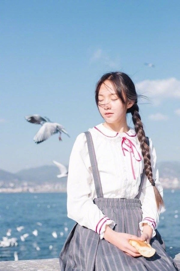 麻花辫制服美女校花白丝美腿诱惑图片