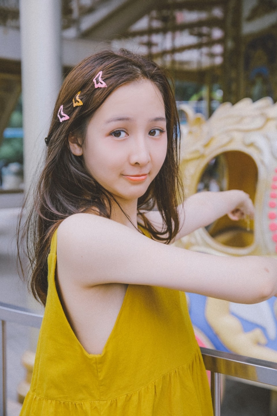 长发美女笑容甜美气质清纯游乐场图片