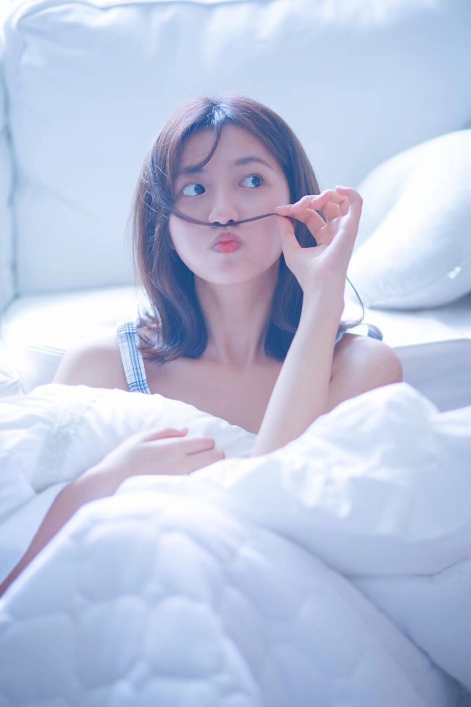 床上美女吊带睡衣白嫩肌肤露齿甜笑图片