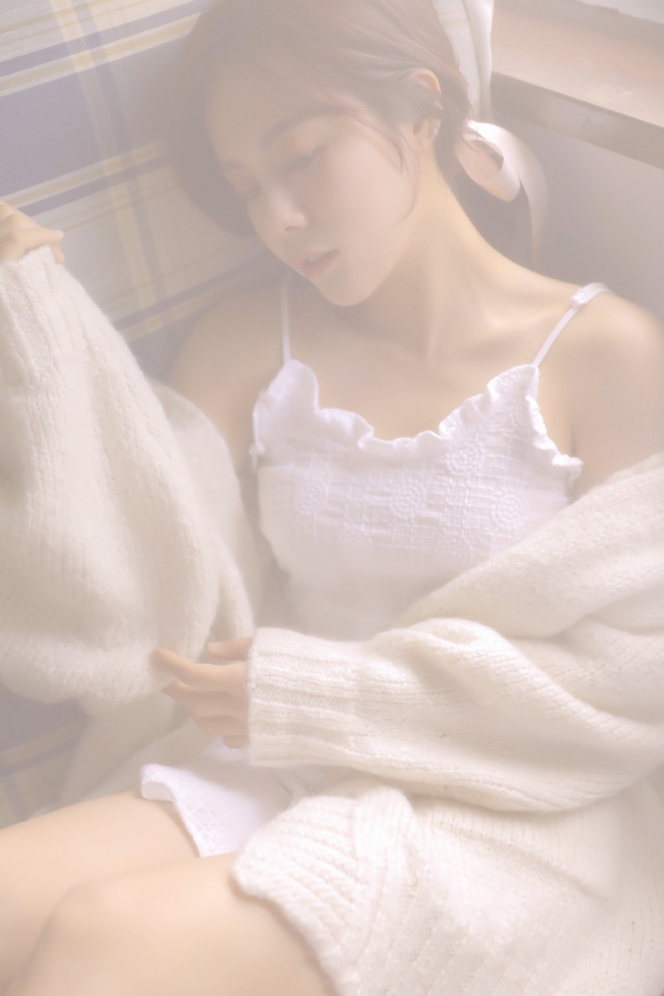 高颜值美女低扎马尾气质温柔白色吊带裙小露香肩图片