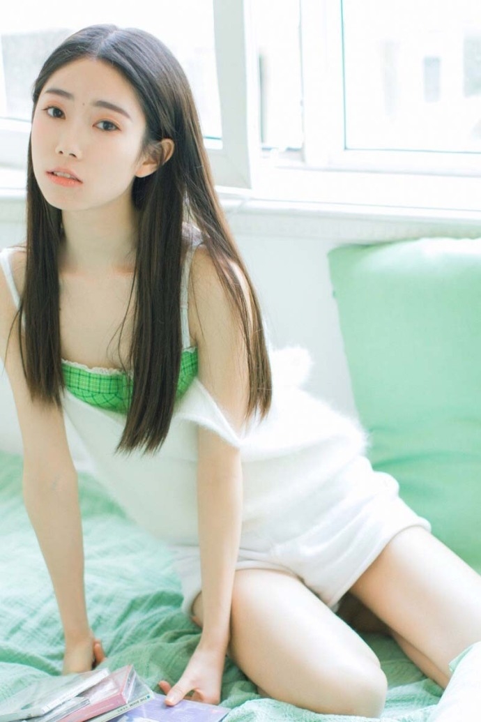 黑长直发美女性感内衣酥胸下衣失踪露诱人美腿撸猫图片