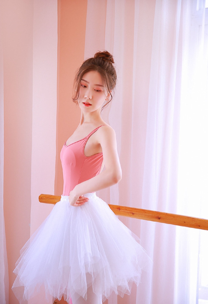 芭蕾舞美女高扎丸子头白丝长腿大秀美背脸蛋红润图片