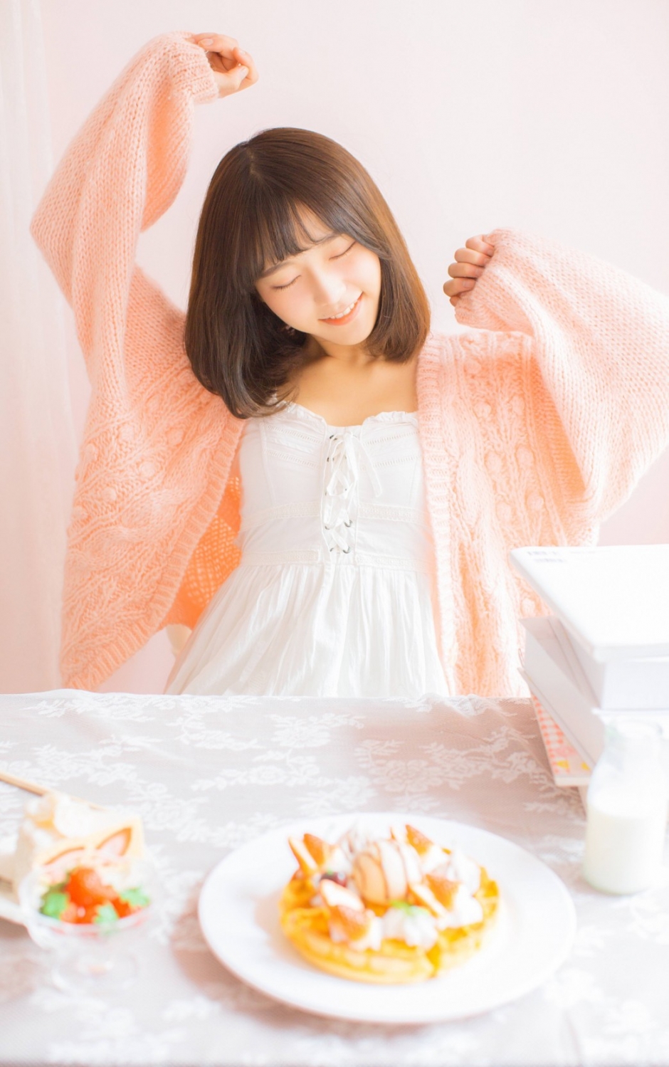 齐肩短发美女标致鹅蛋脸白瓷肌肤吹弹可破歪头大笑图片