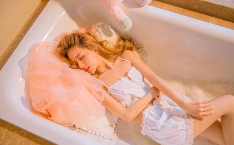 睡衣美女吊带超短裤诱人香肩美腿图片