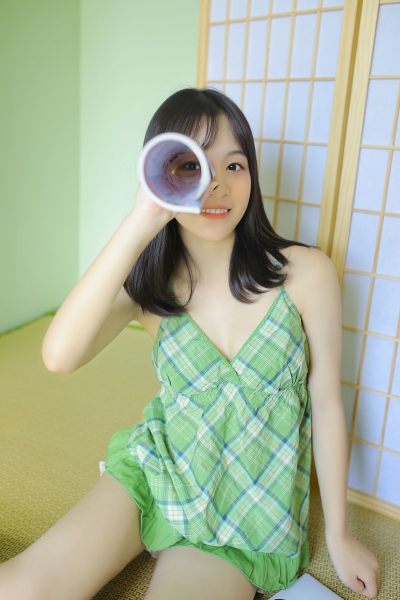 白嫩长腿美女深v吊带大秀事业线图片