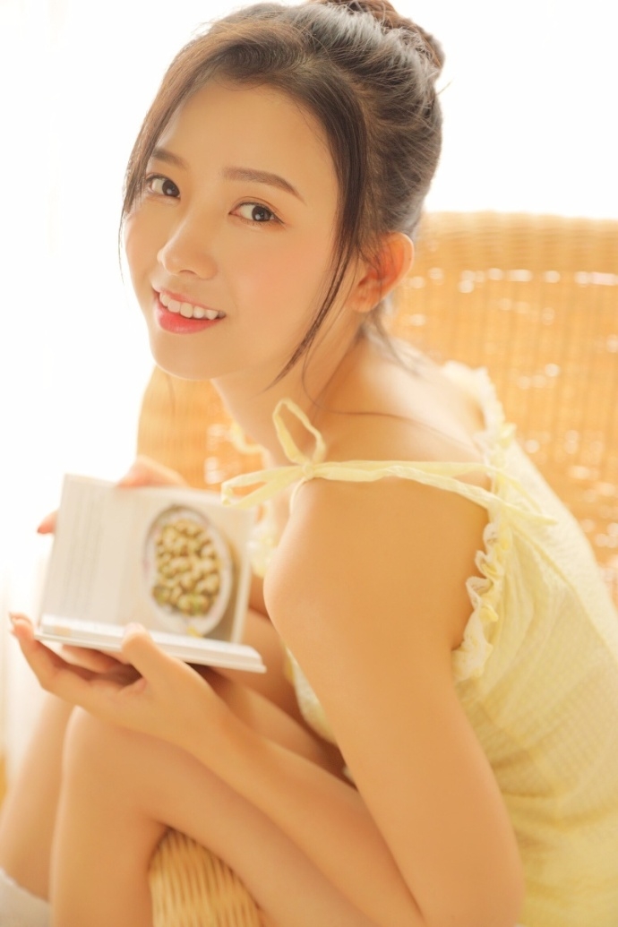 丸子头美女吊带超短裤性感香肩美腿图片