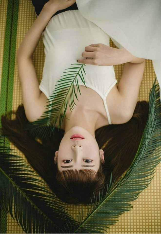 黑袜美腿美女吊带短裤白嫩牛奶肌图片