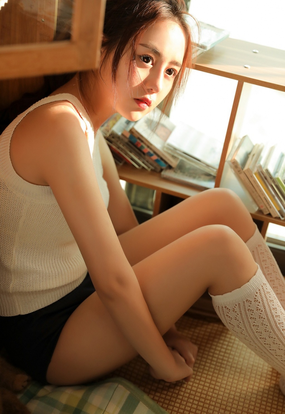 阳光下美女诱人白丝长腿粉嘟嘟脸蛋图片
