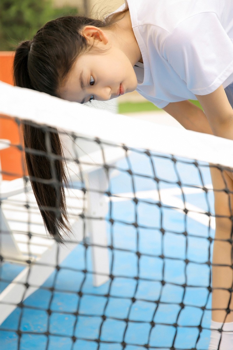 网球美眉高束长马尾稚嫩脸庞白t短裤少女感十足图片