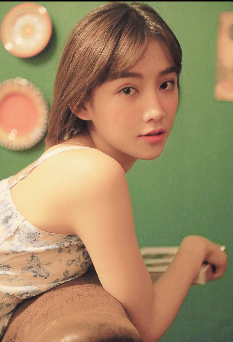 短发美女吊带碎花裙香肩美腿书房图片