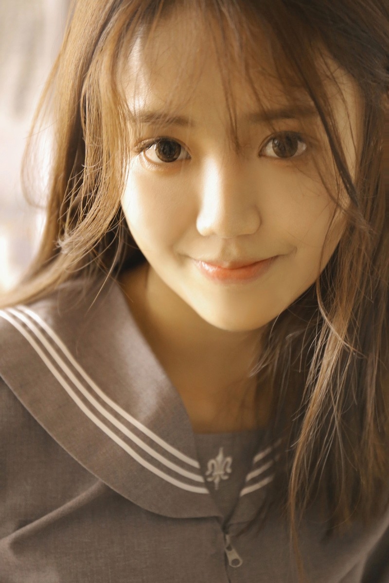 学院风制服美女精致小v脸蓬松秀发图片