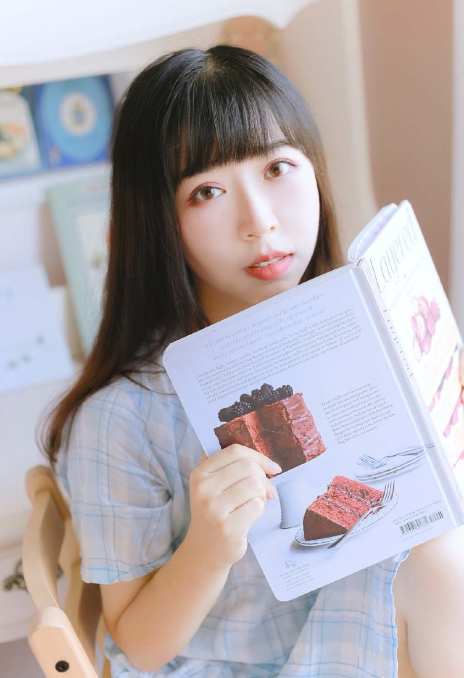 沙发美女蓝色连衣裙露光滑牛奶肌图片