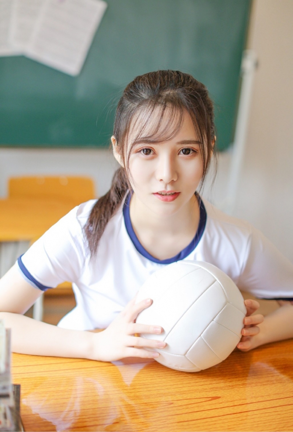 冲天马尾辫元气美女身材高挑休闲运动服秀纤细筷子腿图片