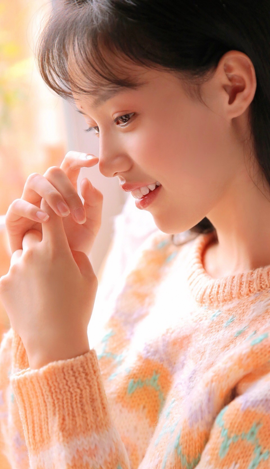 娇羞萝莉美女小v脸白里透红毛衣白丝长腿露齿甜笑图片