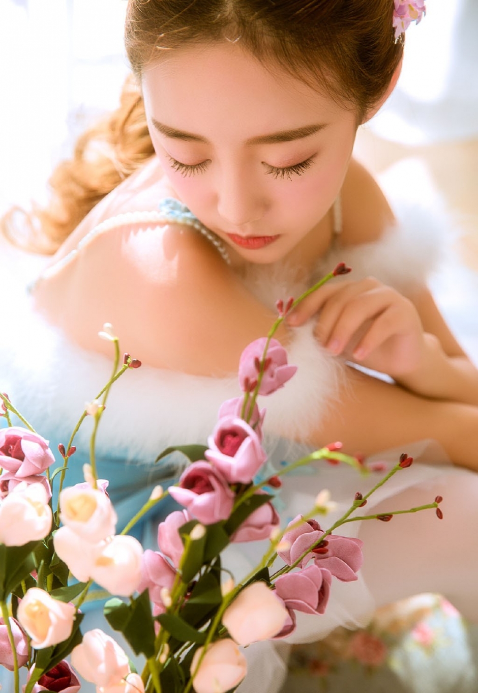 睫毛弯弯美女脸蛋白里透红蓬蓬裙露娇嫩牛奶肌图片