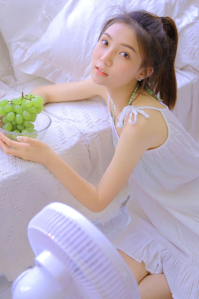 吊带美女高束马尾大秀白嫩天鹅颈图片